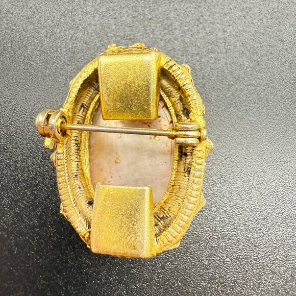 Vintage Gold-Tone Mother Of Pearl Cameo Brooch/Pin Oval Intaglio Design Classic - Picture 4 of 4
